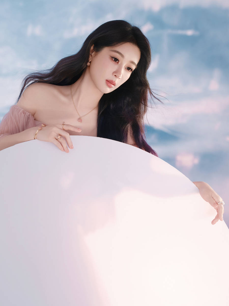 杨紫穿粉抹胸纱裙温柔甜美 宛若梦幻花仙子好养眼