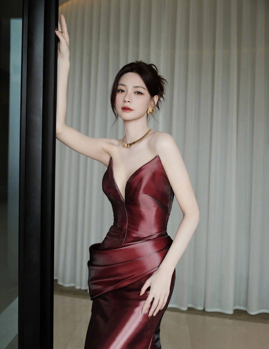 沈梦辰穿V领长裙身材火辣 下台阶时意外摔倒好危险