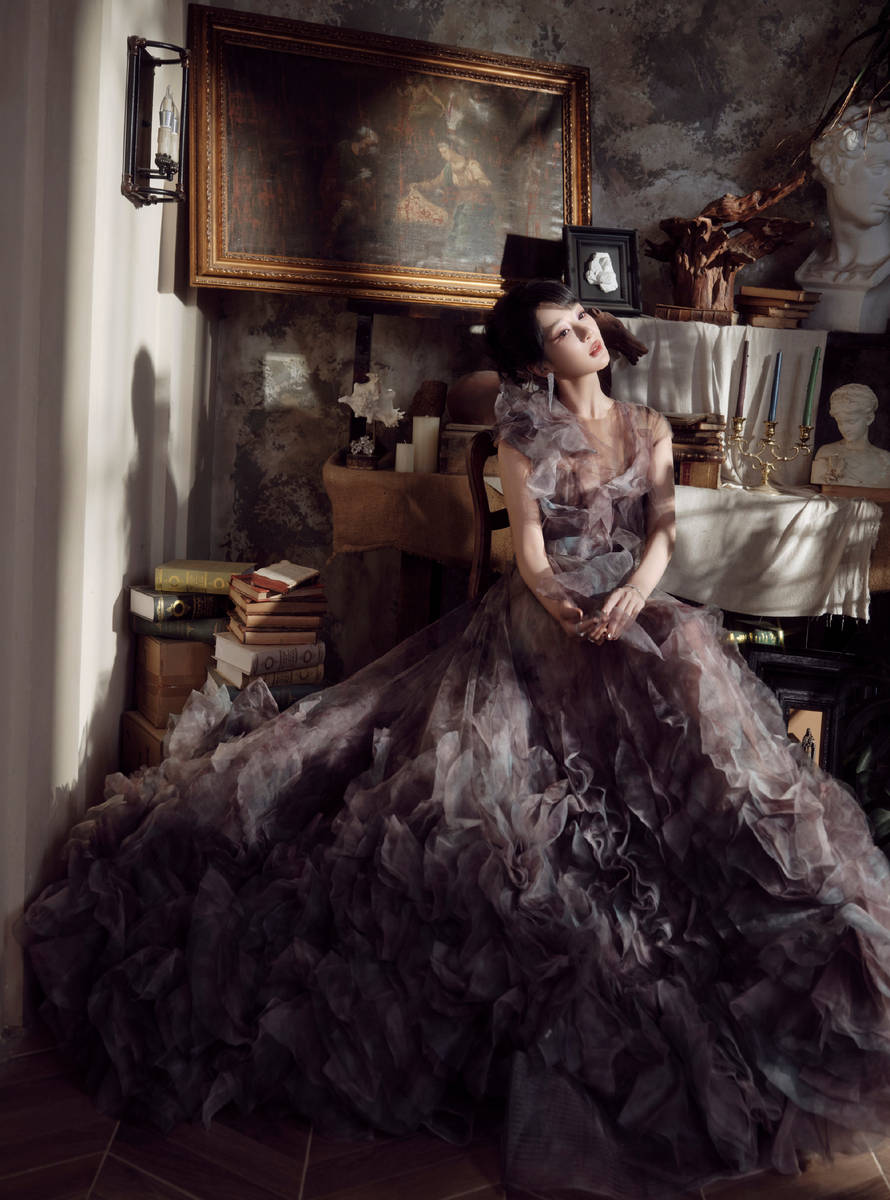 杨紫穿薄纱裙气质优雅！化身复旧油画女郎好意思貌迷东谈主