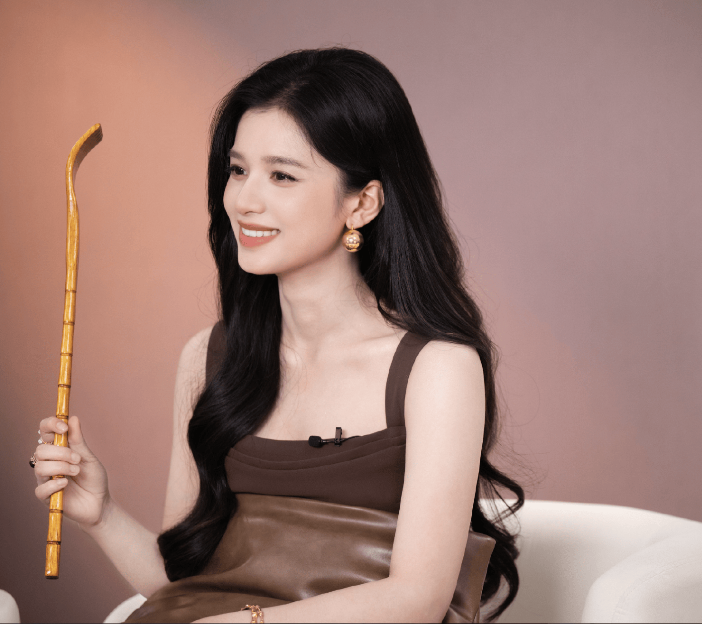 张婧仪穿棕调吊带裙肩颈诱东说念主 手拿竹杖笑脸甜好意思