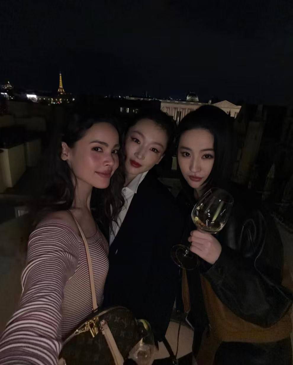 刘亦菲与周冬雨最新晚宴合照曝光！美女同框太养眼