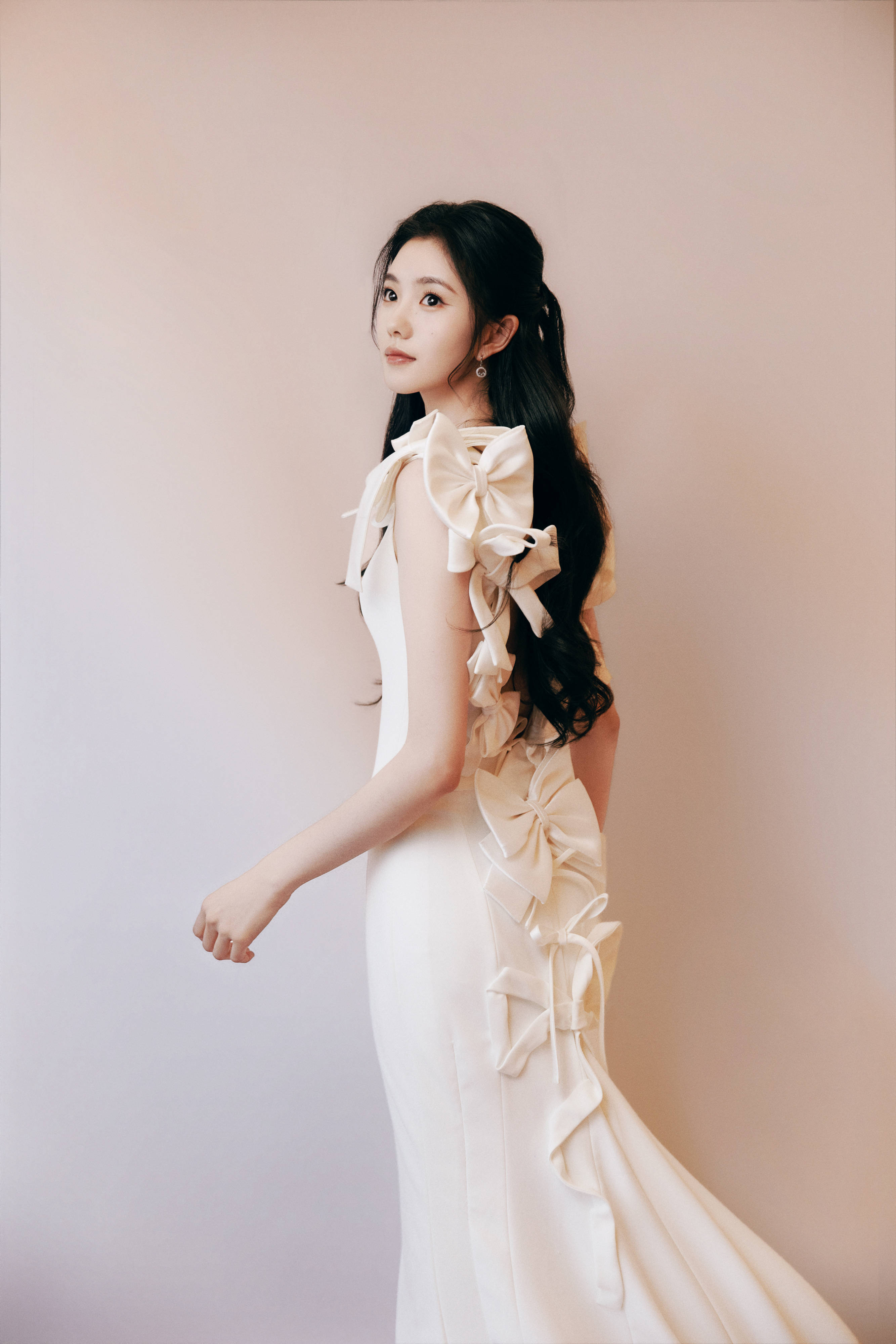 刘浩存一袭白裙身材窈窕优雅 回眸甜笑举止温柔