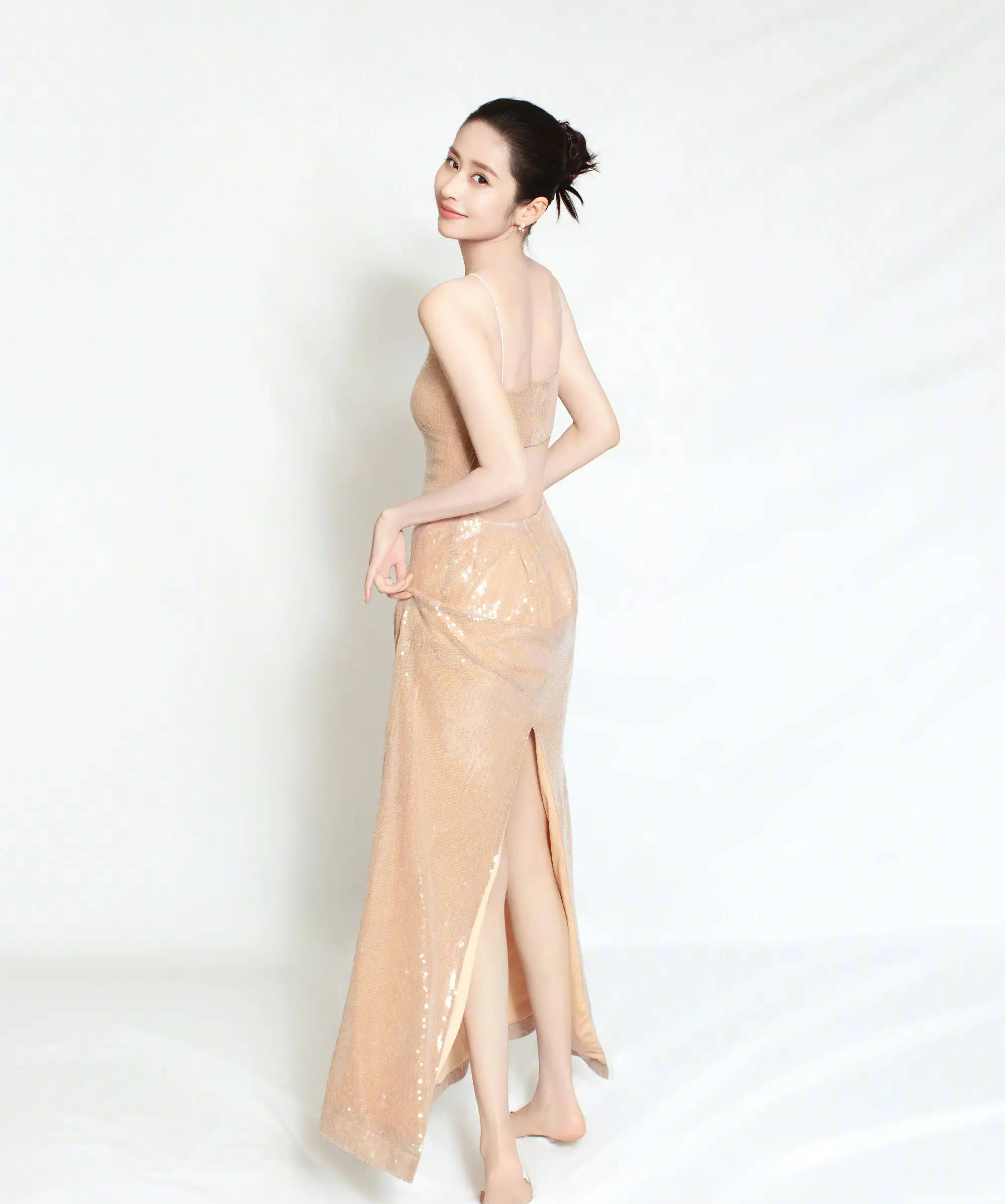 颖儿穿裸色吊带裙躯壳蜿蜒有致 侧脸浅笑明媚优雅