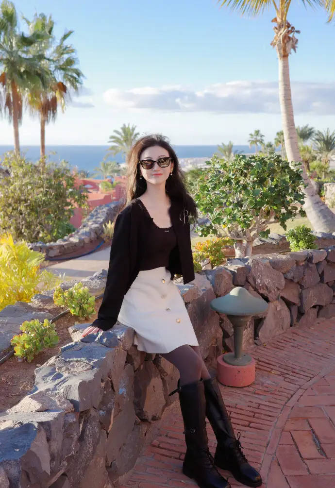 景甜黑衫搭白裙在海边度假 椰林落日氛围感拉满