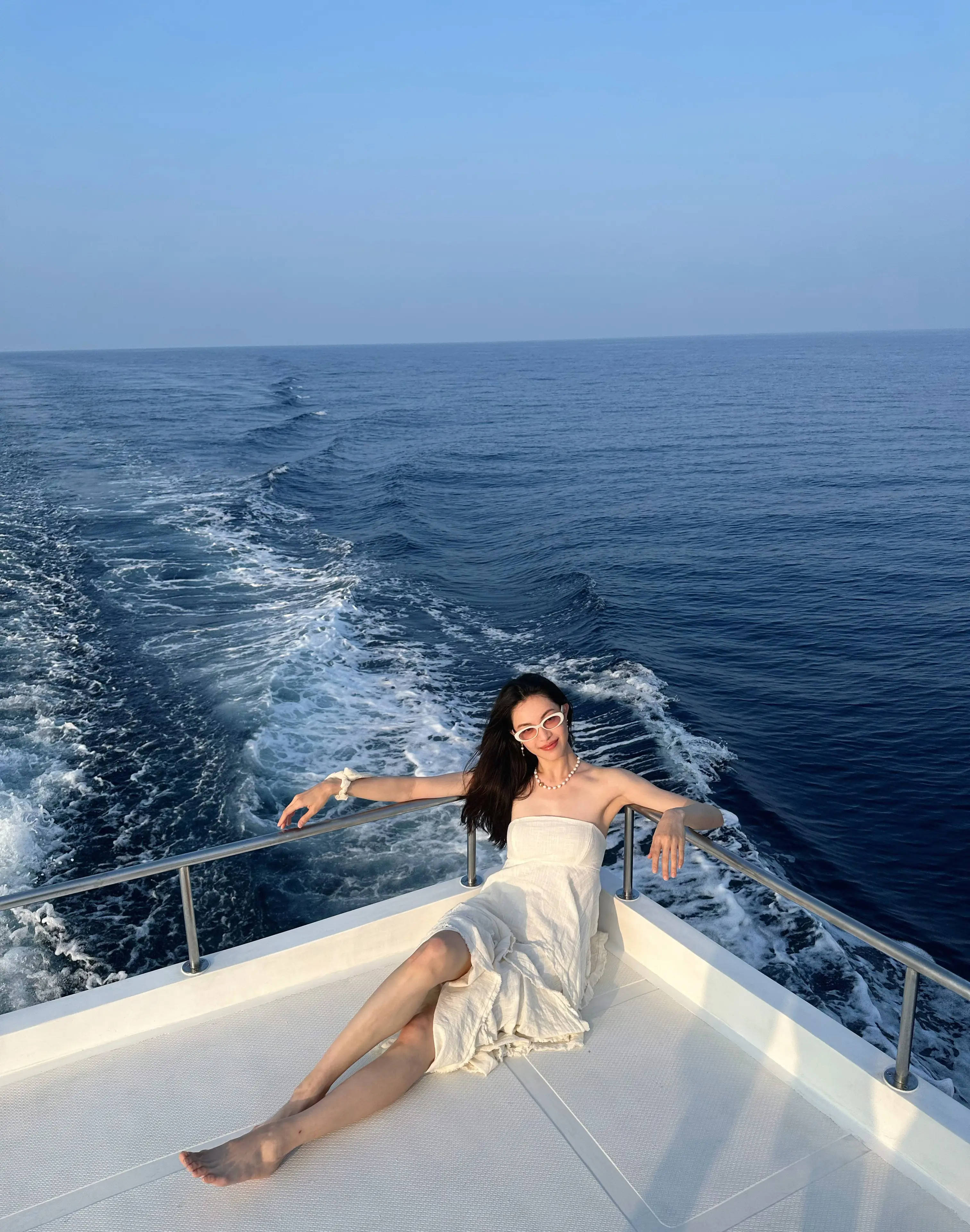 钟楚曦晒马尔代夫度假好意思照 穿抹胸裙大秀好身段