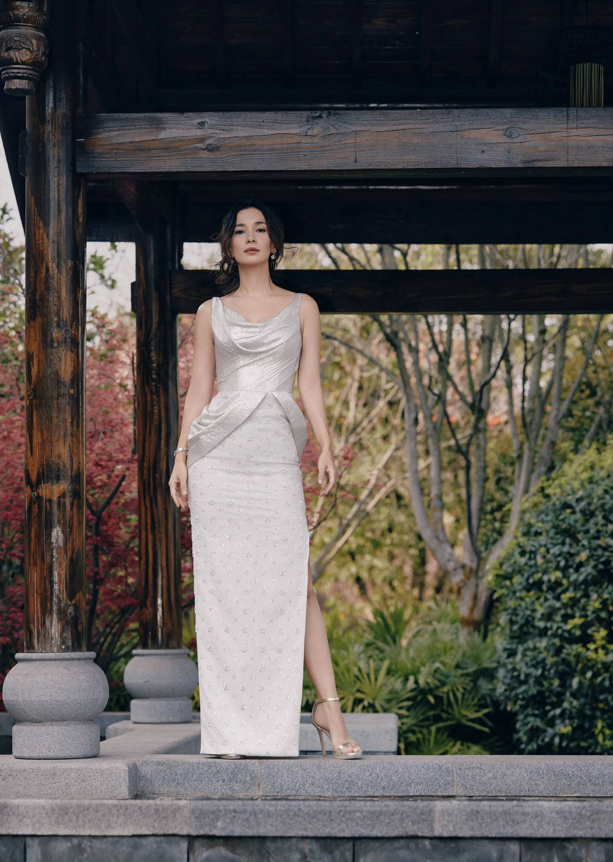 卢靖姗穿银白刺绣裙清冷贵气 高开叉设计气场十足