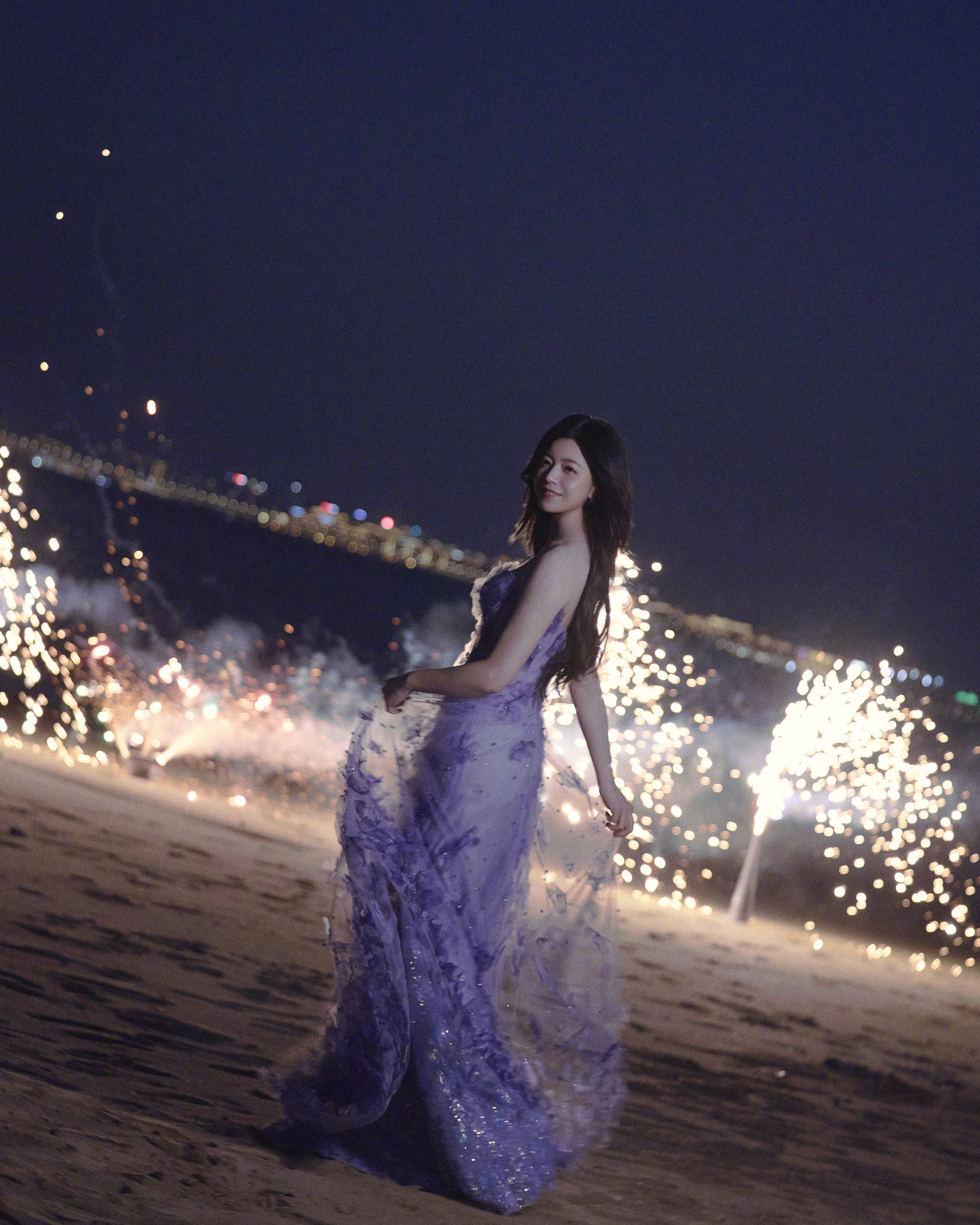 陈妍希穿紫抹胸慑服笑脸明媚 手抓烟火棒虚幻璀璨