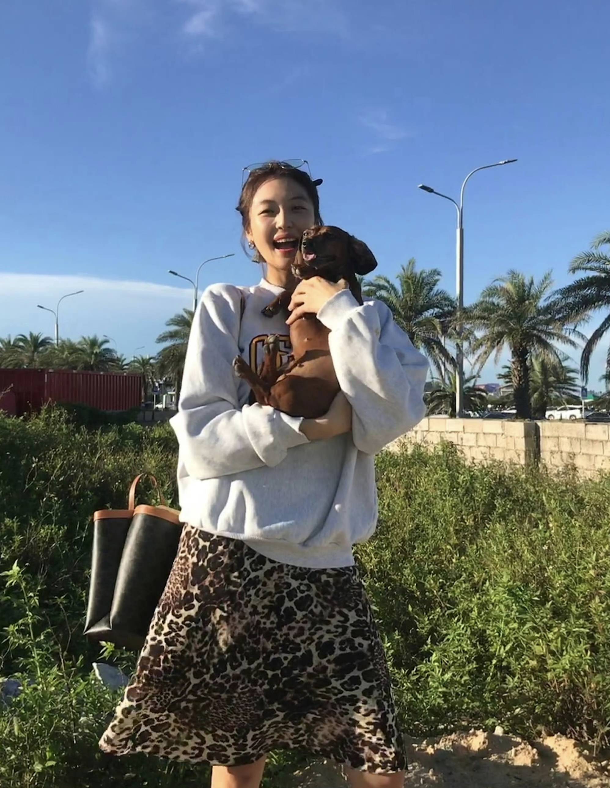 孙千穿灰色卫衣配豹纹半裙 疏漏粗疏元气满满