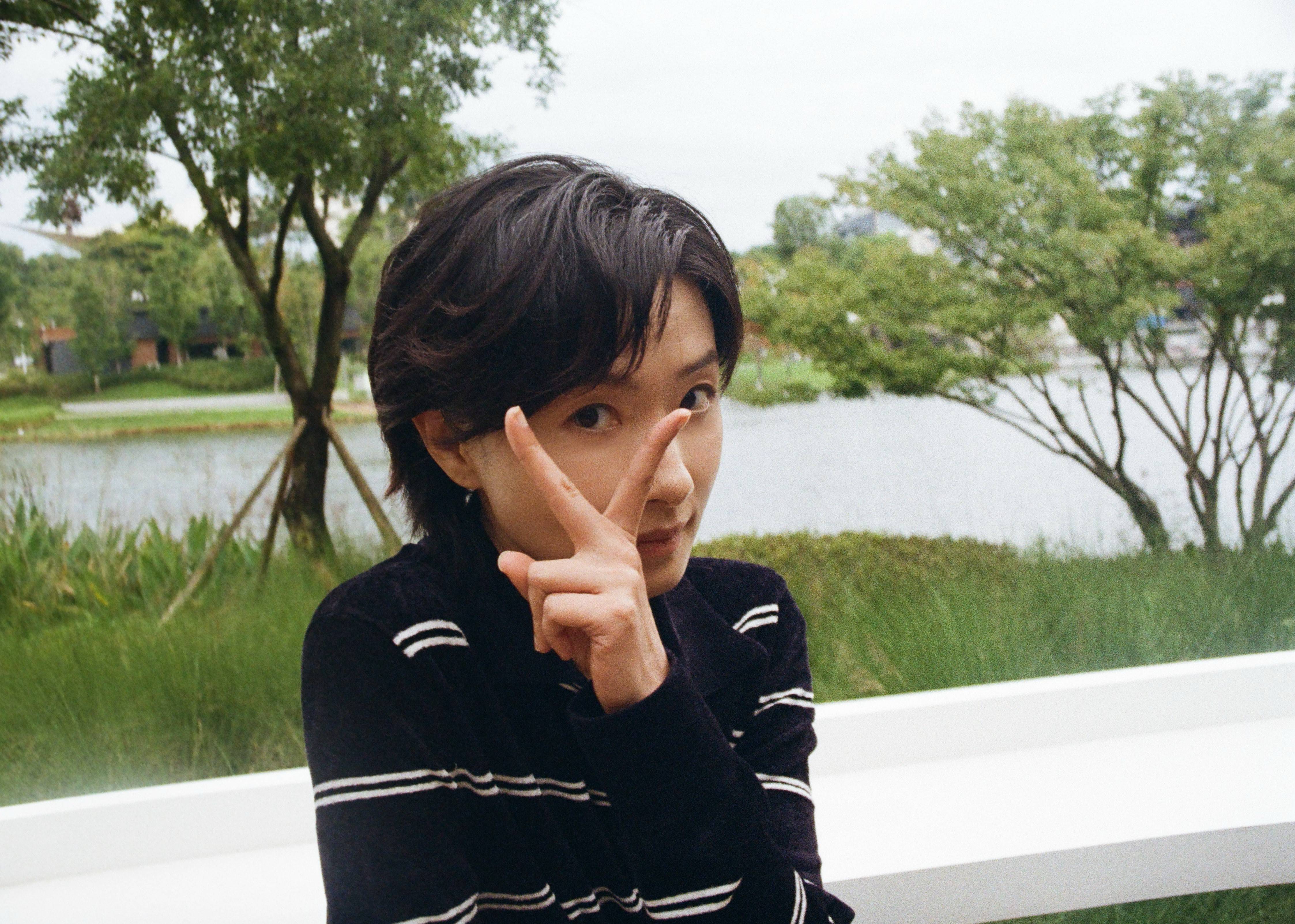 万茜穿搭随性在公园游玩 坐在湖边慵懒惬意