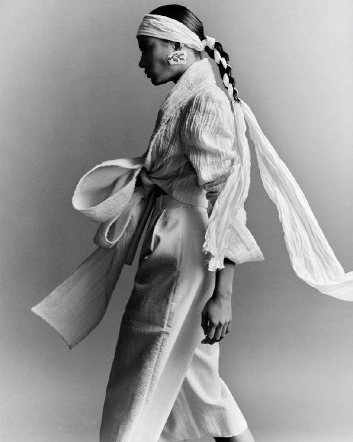 模特rania benchegra出镜vogue 2024 阿拉伯版一月刊封面_yeste_txema