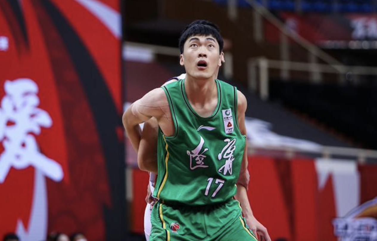 年龄还小,人家还有大把的机会,而且球迷也把虎子当作郭艾伦的接班人