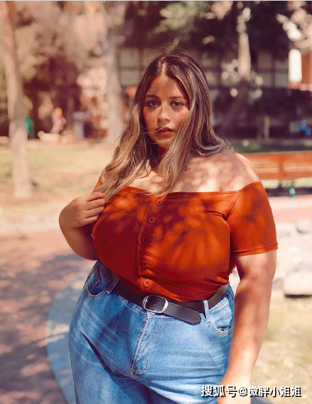 她是微胖芭比女神,拥有让人怜爱的面容:丰满翘臀,凹凸有致.