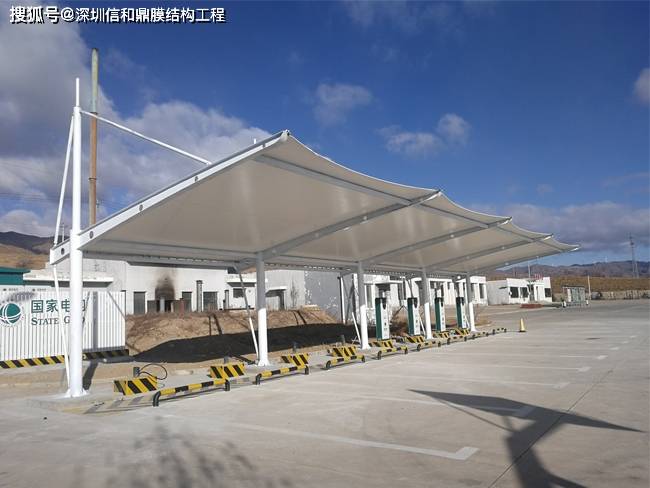 定制化张拉膜结构雨棚的价格考量定制化张拉膜结构雨棚的价格通常会比