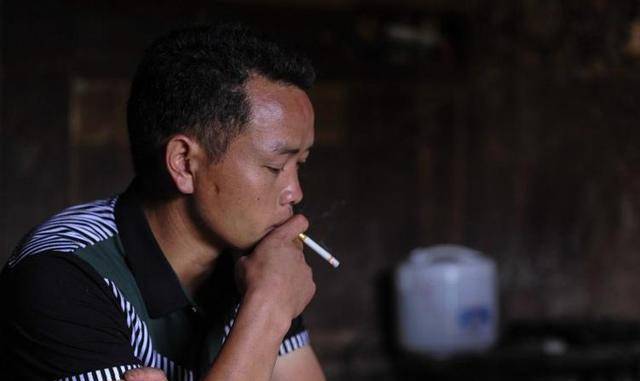 2014年,广西孤儿杨六斤,以吃草为生,获捐五百万后引发巨大争议_生活