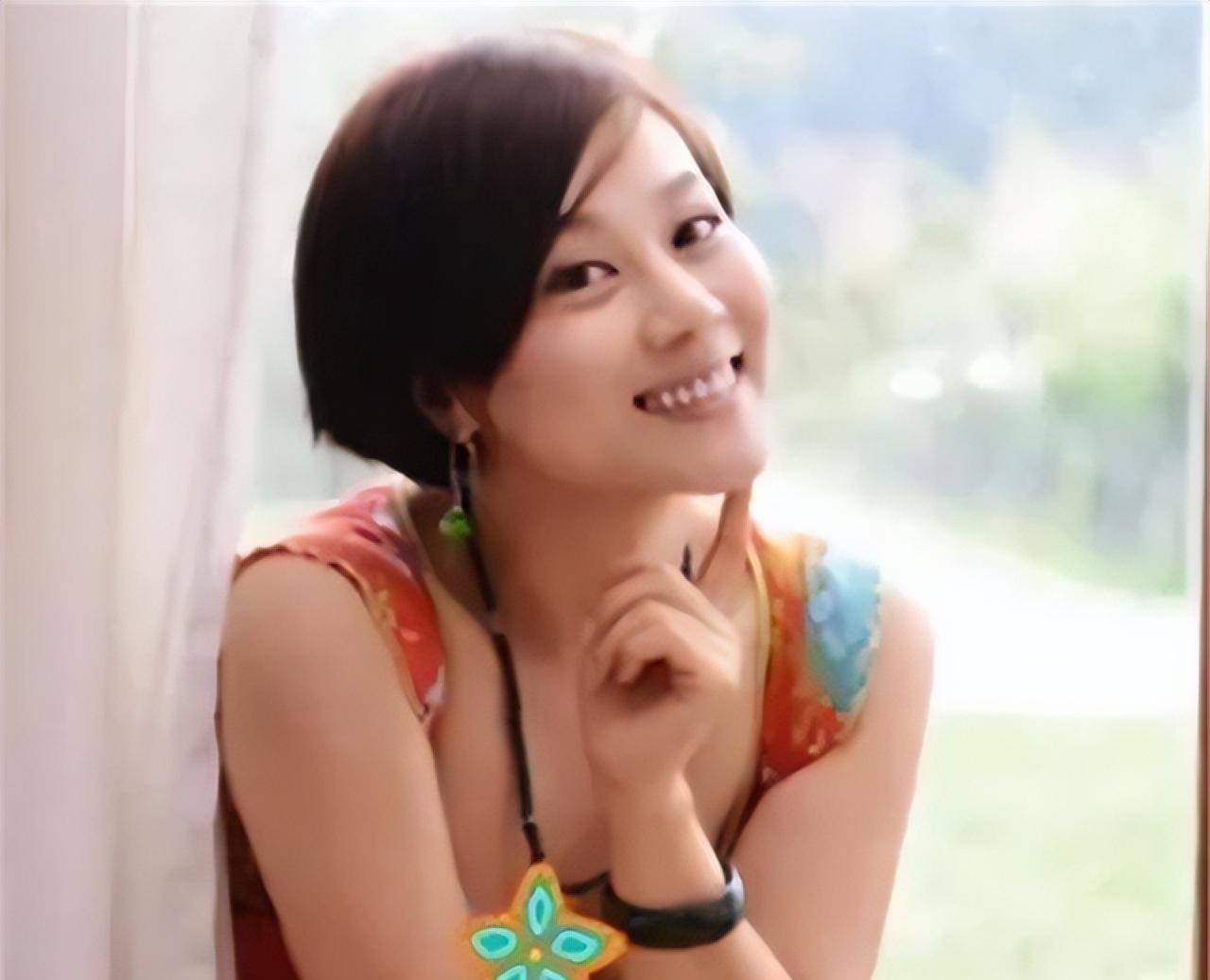 在操办完母亲的葬礼之后,李萱还走在当演员的"轨道"上.