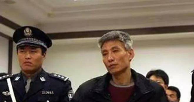 从法庭上被带下去的时候,刘涌看了一眼自己的妻子刘晓津,他挥了挥手