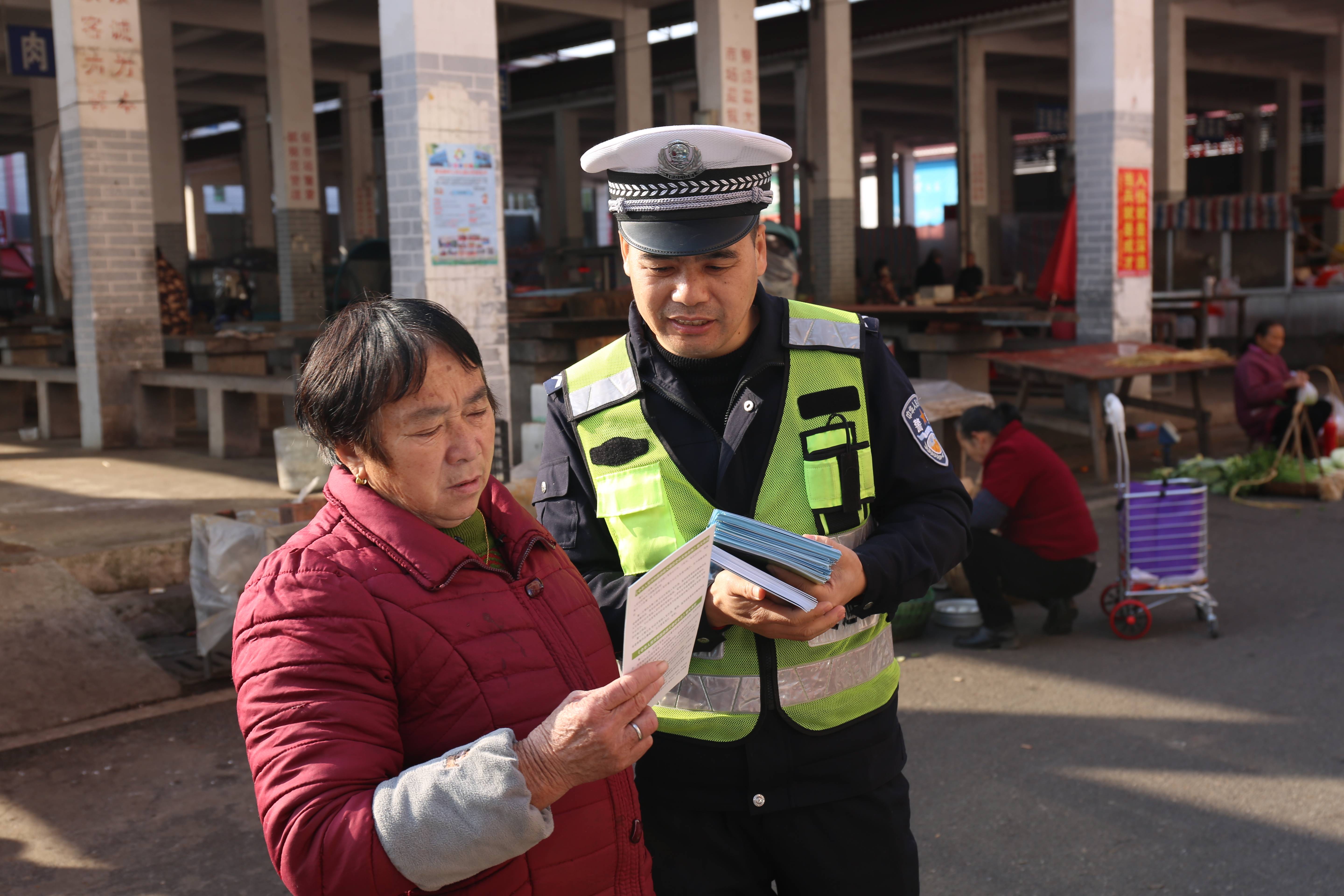 江西泰和交警开展"美丽乡村行"交通安全宣传活动