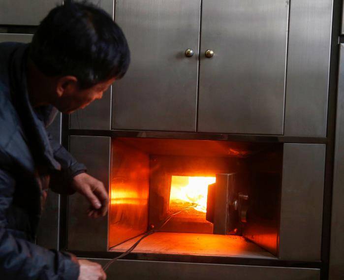 拾荒老汉临终前考验2个儿子,将21万藏在寿衣中,结果被一起火化了_陶