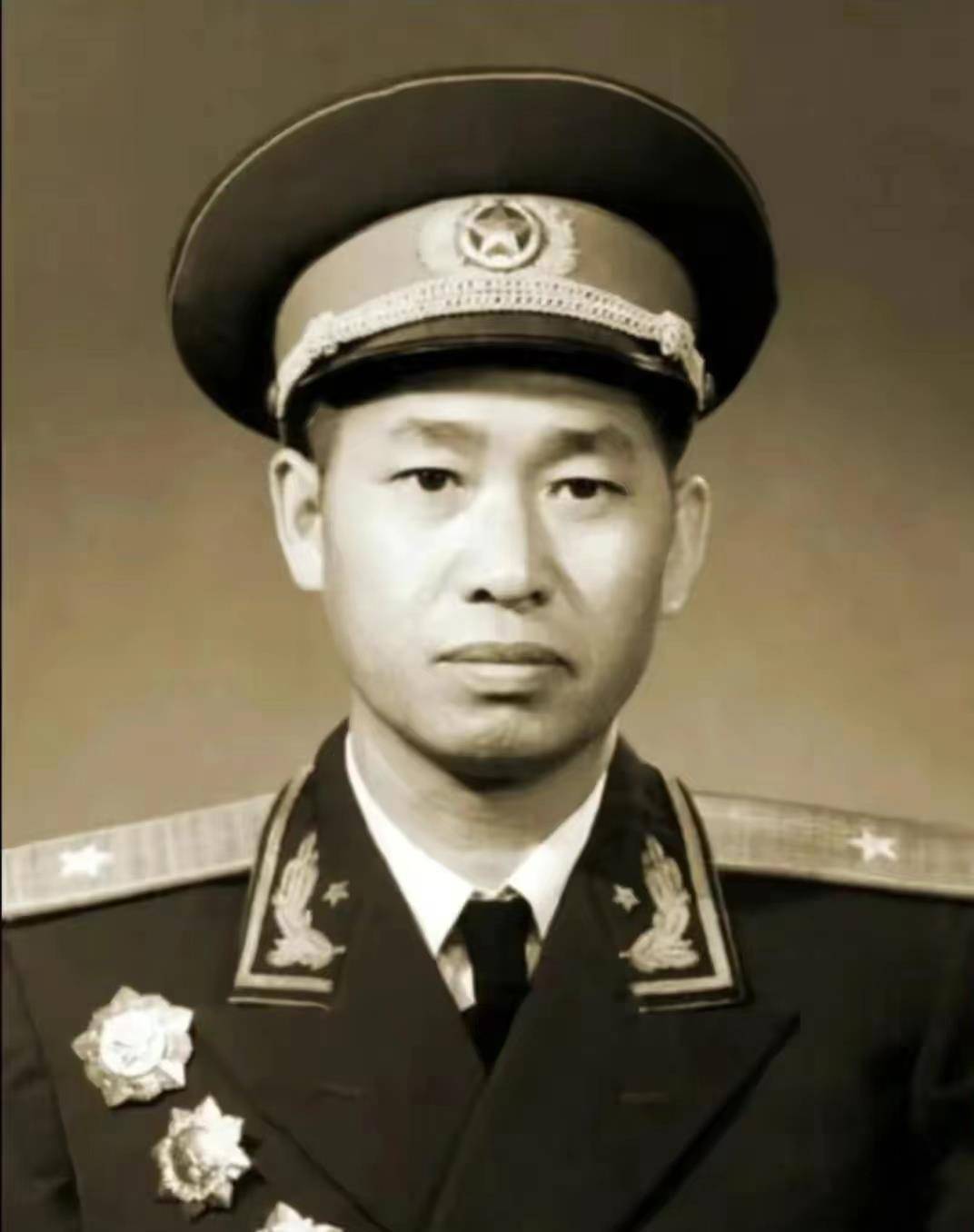 其次是42军军长胡继成,和王东保是同龄人,安徽金寨人,参加红军时在红