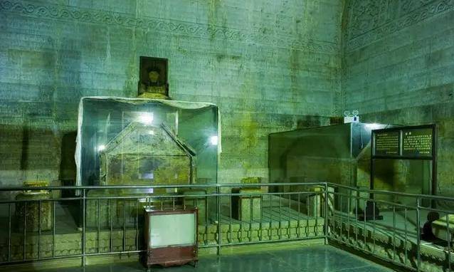 尽管陵墓地宫入口属于绝对机密,但孙殿英等人还是找到了知情的人士,并