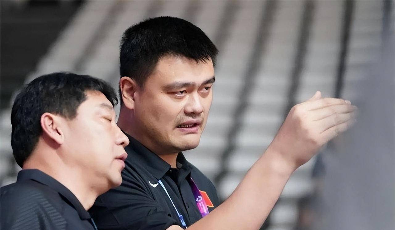 姚明与妻子叶莉近况:42岁叶莉韵味十足,13岁女儿身高到姚明胸口_训练