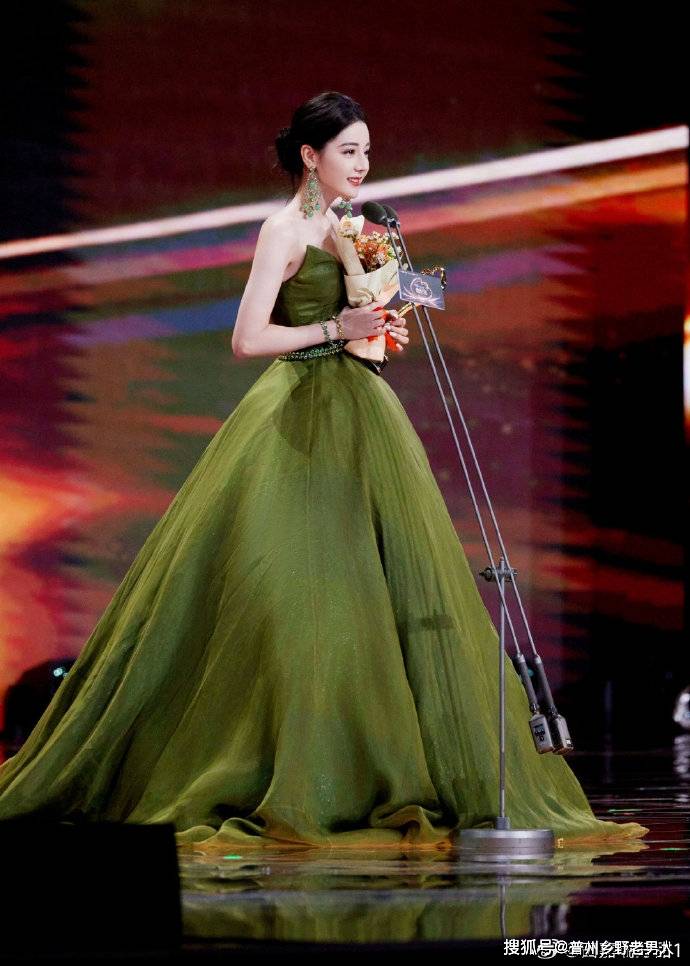 迪丽热巴在韩国颁奖图片