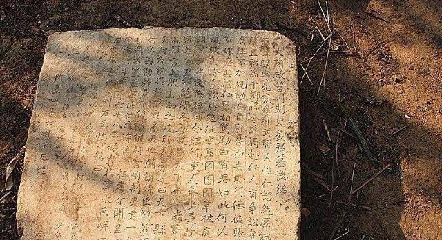 村民捡到2吨巨宝,却极力要求专家拉走,最后只得5000元奖励_石头_大爷