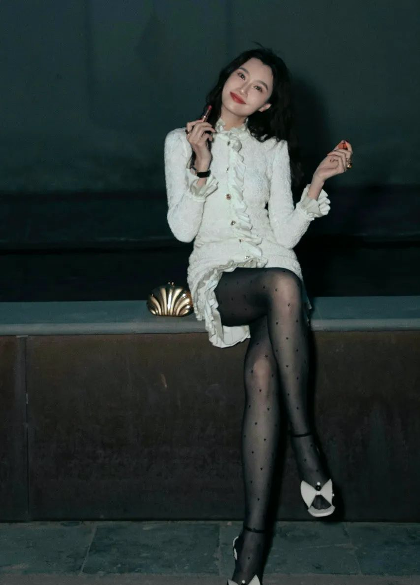 李斯羽的时尚风格令人惊叹,性感低胸裙搭配黑丝袜高跟鞋,展迷人长腿