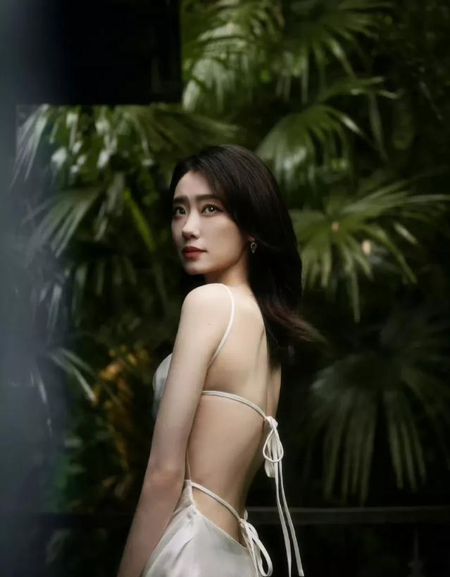 张小斐惊艳全场!逆天美背只应天上有?性感露背裙成翻盘利器!