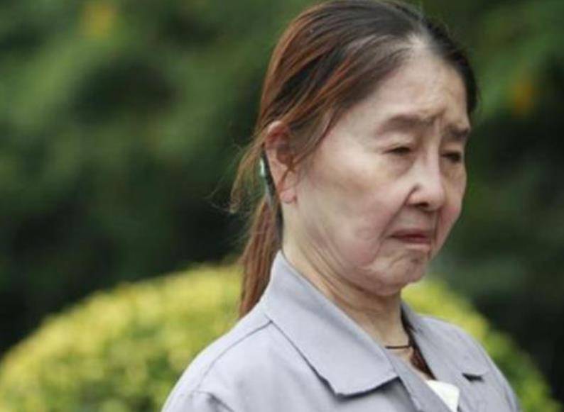 当年生完孩子"一夜变老"的少妇:丈夫不离不弃,为妻花百万整容_胡娟_朱