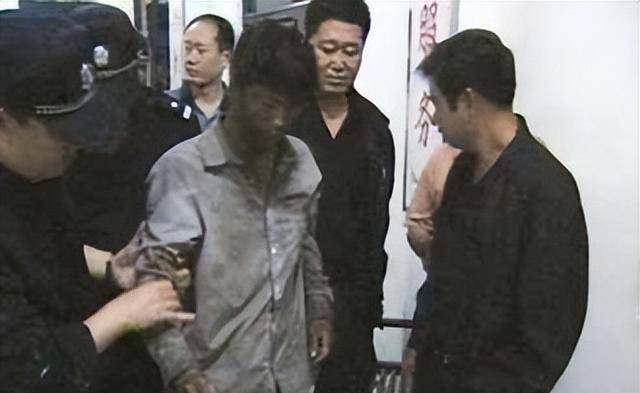 2004年,马加爵因被讥讽连杀同屋4人,唯独放过了室友林峰