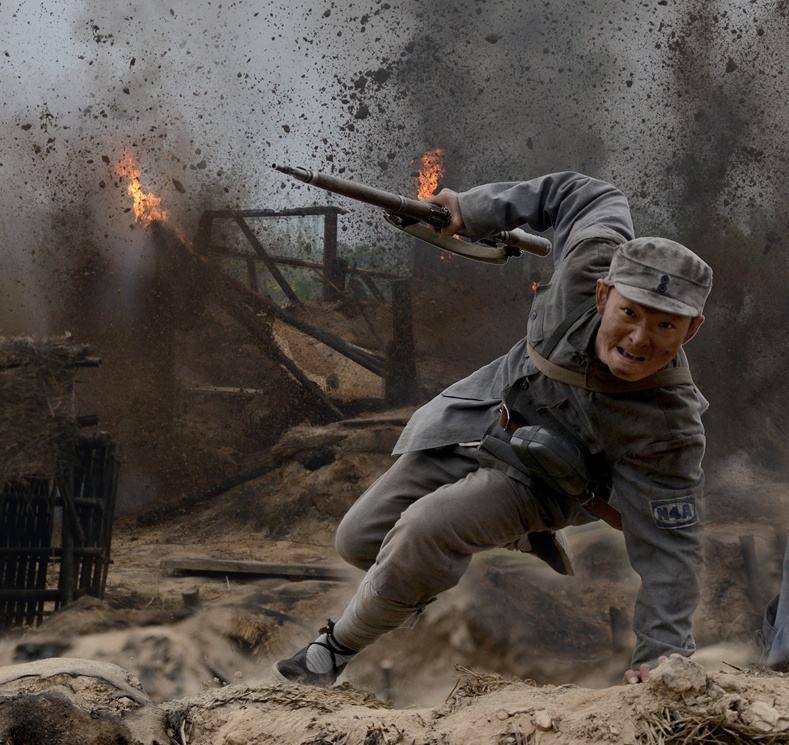 战斗危急时,新兵蛋子另辟蹊径却立下大功,被称赞是天生的战士_陶三群