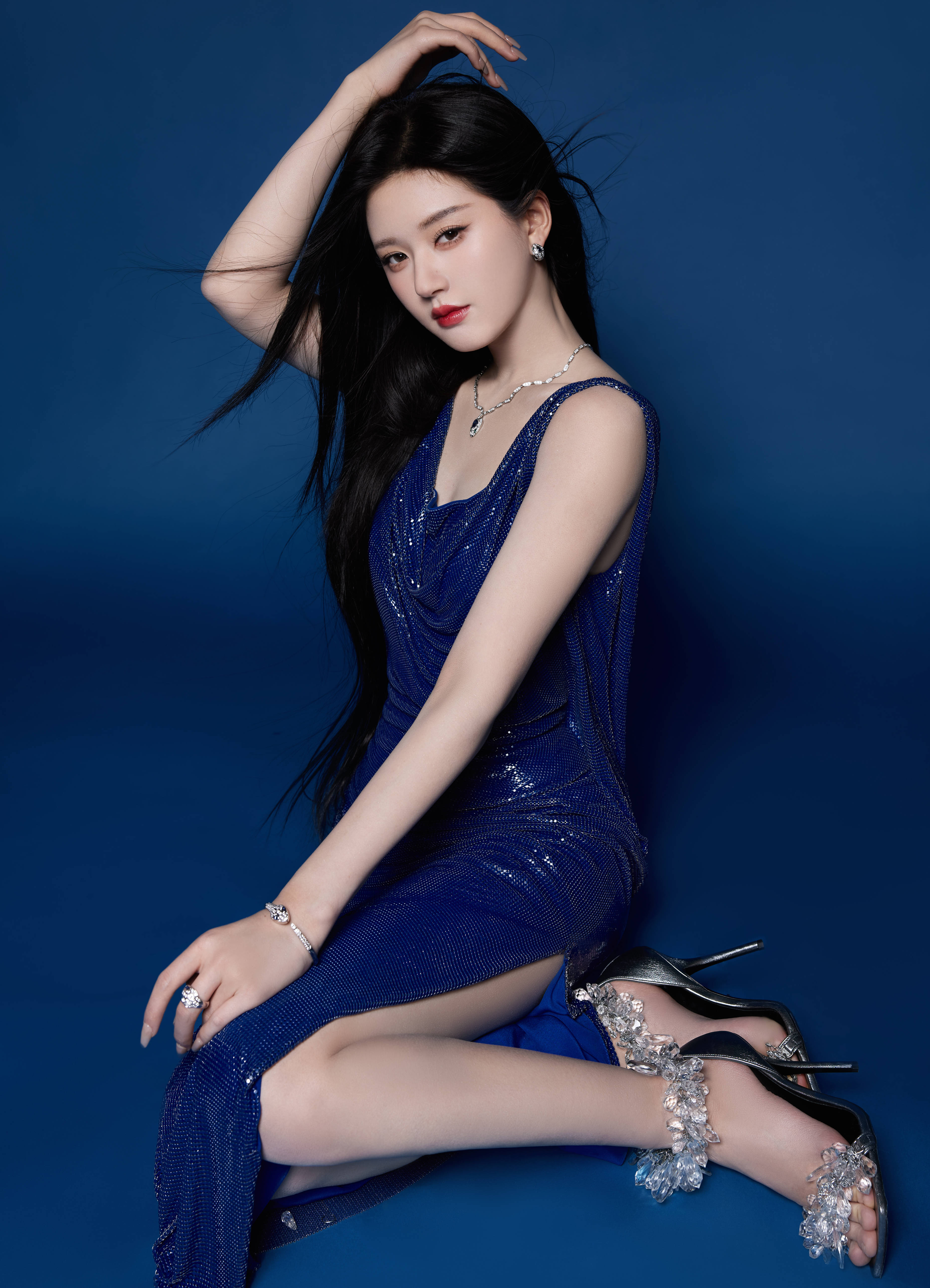 赵露思穿高开叉礼裙秀美腿 鬓边折花娇艳欲滴-搜狐大视野-搜狐新闻