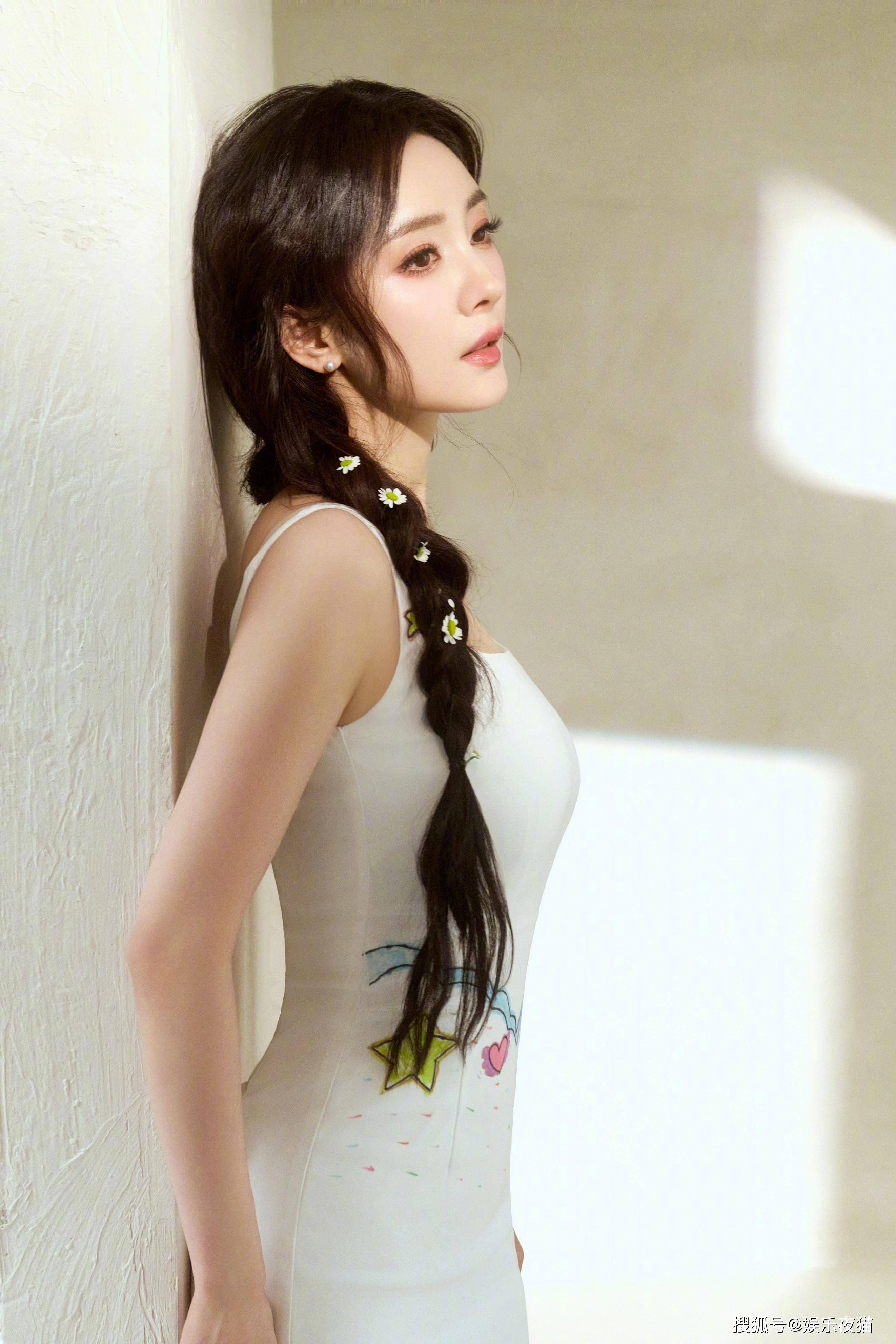 杨幂公益写真一袭手绘白裙充满温暖与爱心
