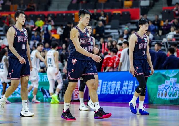 胡明轩：提醒年轻队员去顶抢篮板 没看到他们积极性