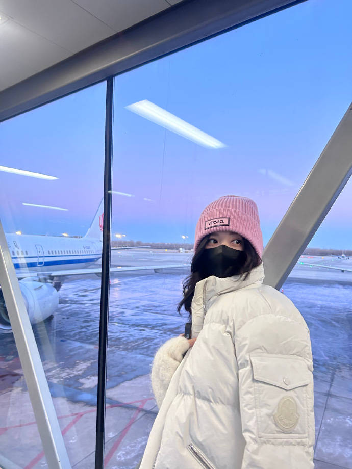 赵露思晒机场出发照头戴粉帽 侧身回头眼角弯弯表情可爱_带着_口罩