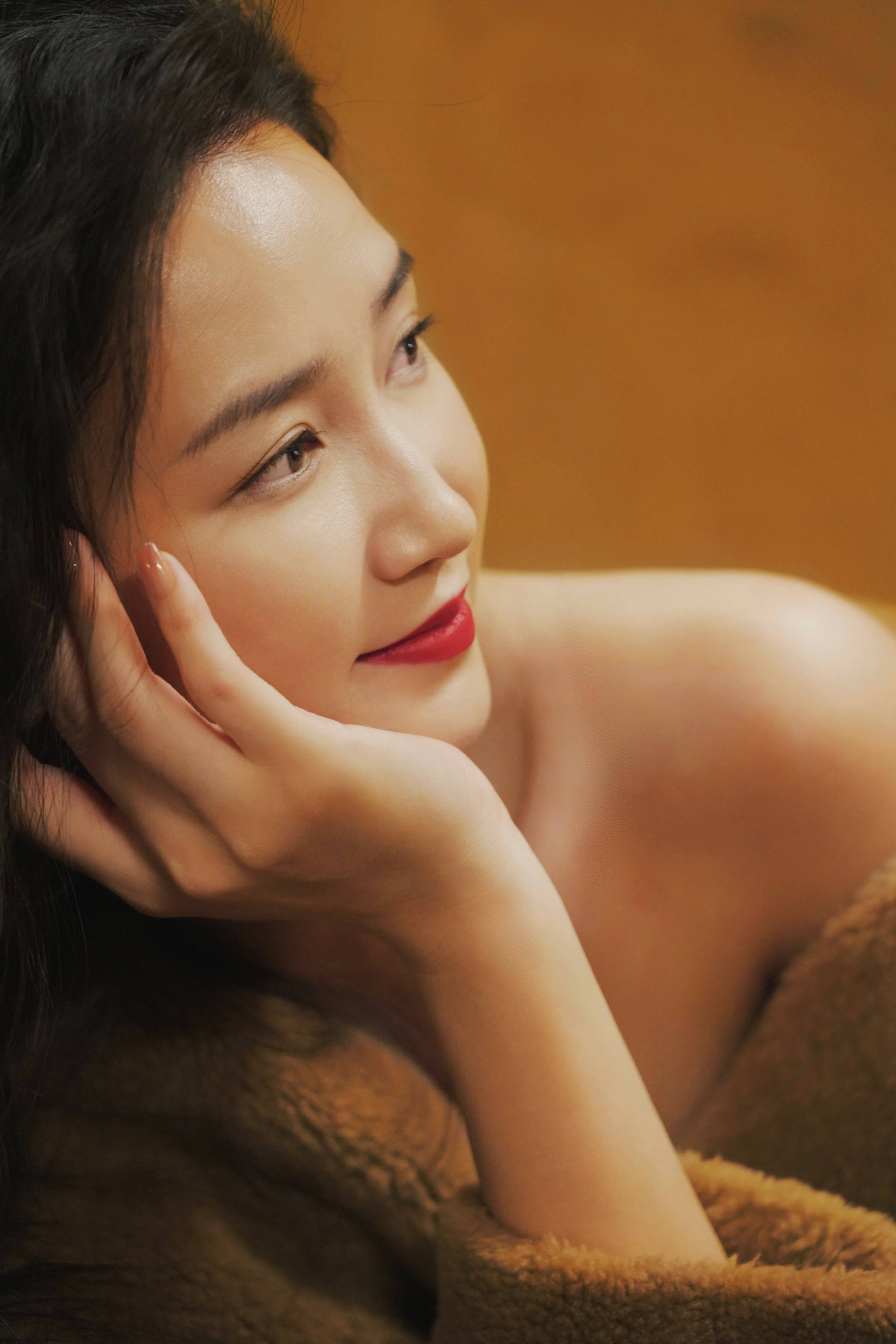 周开开曝光妩媚复古写真 散发优雅松弛感_魅力_感觉_时尚