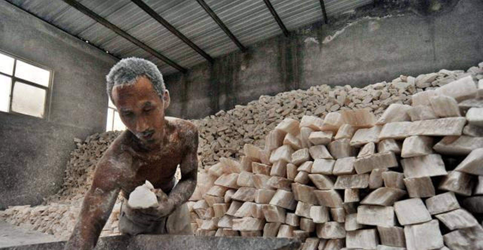 "为了打入黑砖窑内部,一个极具大胆的冒险想法在崔松旺的脑海中形成了