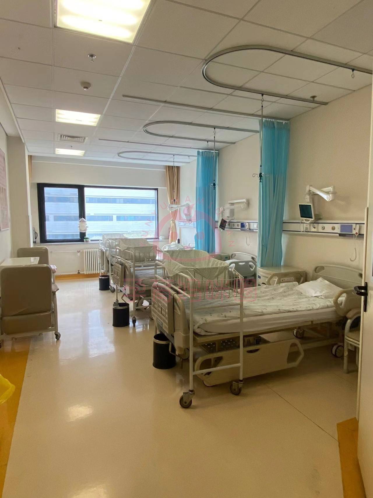 病房空间比较大,能存放物品的地方多北京天坛医院产科病房有单人间和