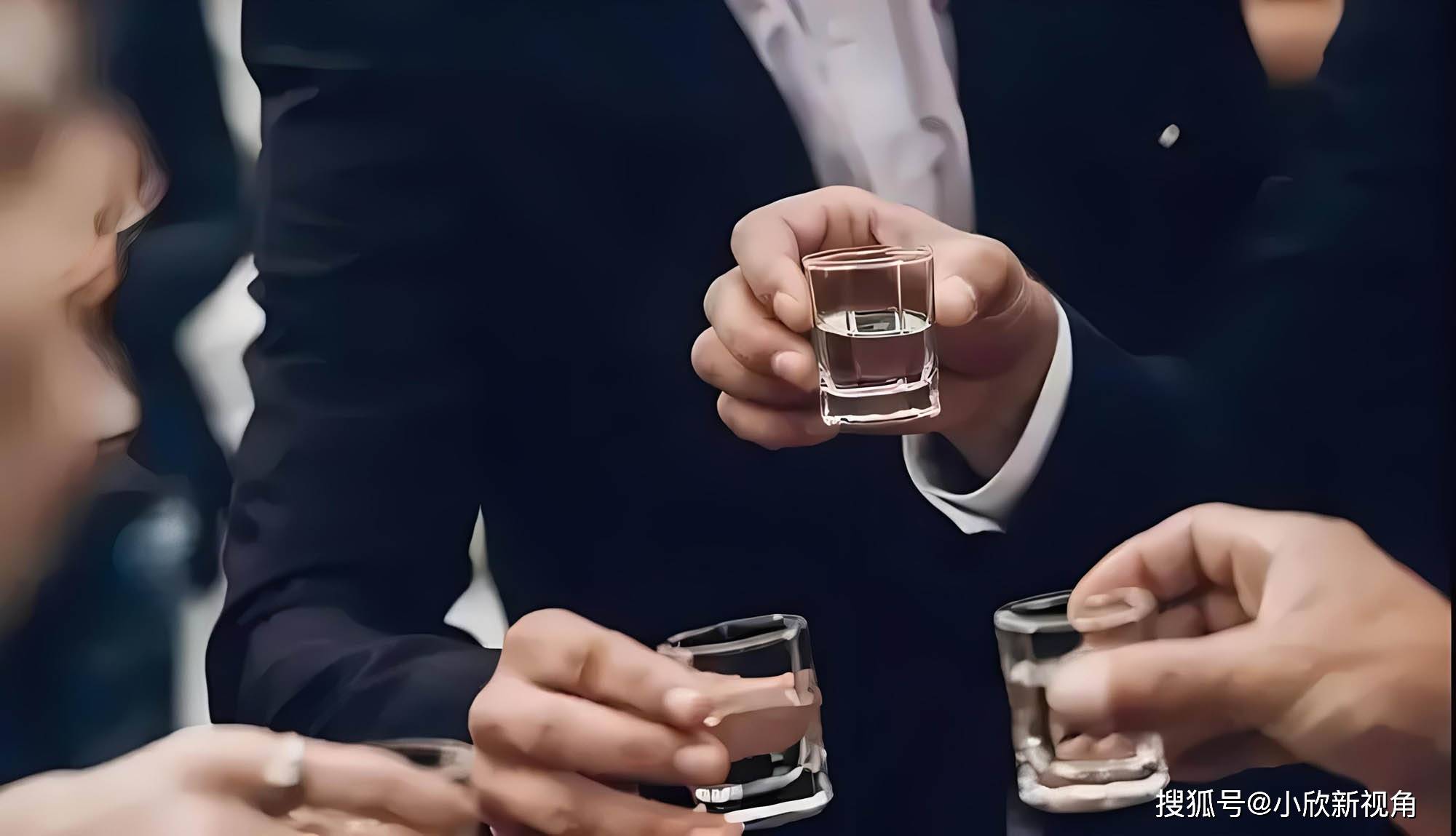 白酒产量跌四成,茅台股价持续走低,年轻人为啥不爱喝白酒?