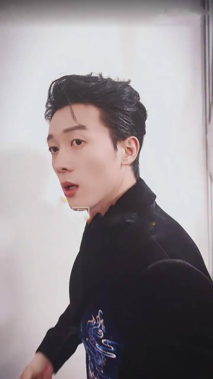 侯雯元超近距离生图曝光 网友凭什么说他是最有性张力的长相?