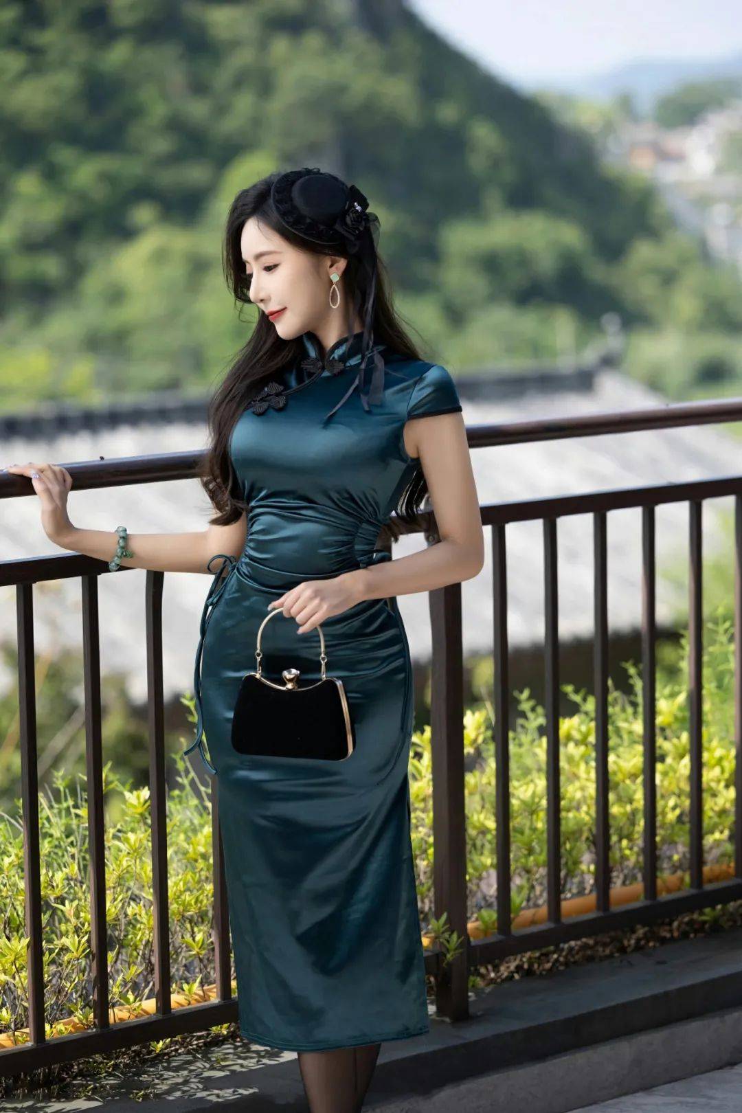 墨绿旗袍美人,唤醒你内心深处的古典浪漫.