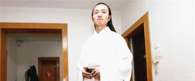 陝西90後小夥,從小痴迷漢服,今長髮及腰已穿10年漢服