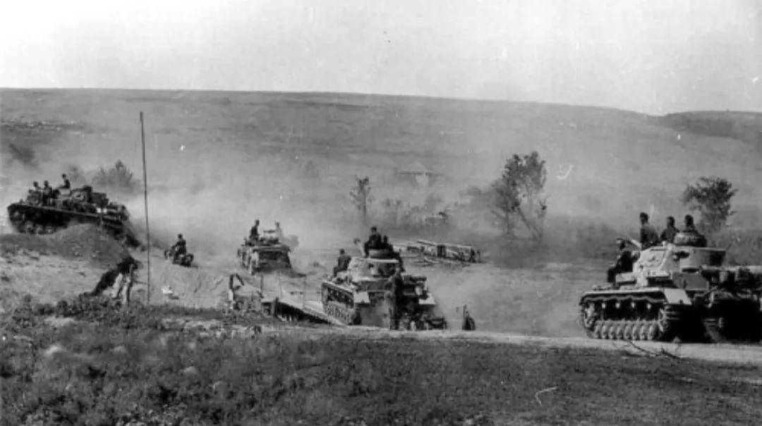 库尔斯克会战:苏德双方近万辆坦克交锋,纳粹德国最后的垂死挣扎
