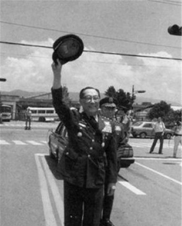 蒋纬国婚姻悲剧:娶了年轻20岁的后妻,却难忘旧爱,遗言与前妻合葬_石静