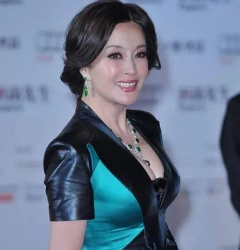 这一事件在当时引起了巨大的震动,刘晓庆那光辉灿烂的形象顿时蒙上了