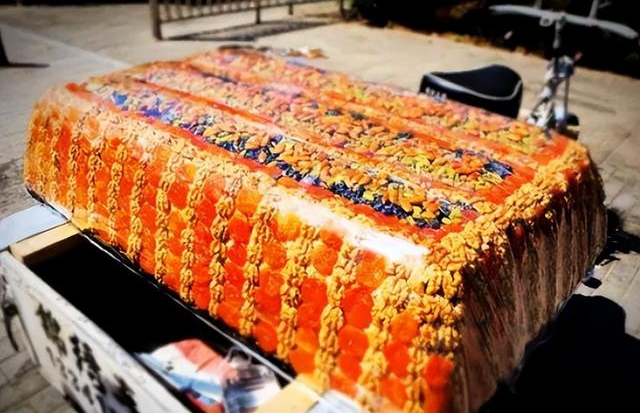 两只二哈骑走卖切糕老板的三轮车?狗主人最后赔了一车切糕费用!