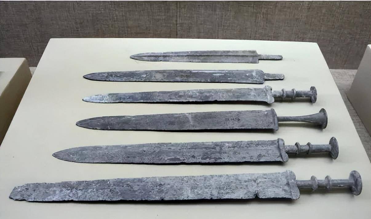 "越王鸿浅(勾践)自作用剑"现代在绍兴境内发现的越国青铜剑已有数十柄