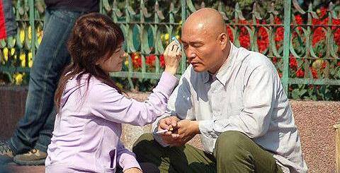 他是"法印"侯堃,爆红后隐退20年陪妻治疗抑郁,今复出大变样认不出