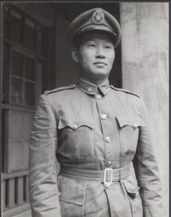 蒋介石与宋美龄比较放松休闲时的一张照片,两人紧握着手,看起来十分